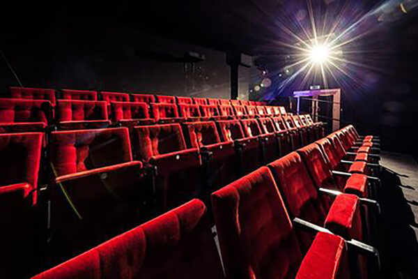Poltrone rosse di un cinema.