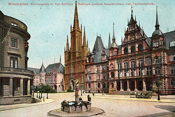 Die Postkarte zeigt das neue Rathaus, die Marktkirche, das Lyzeum und das Stadtschloss um 1900.