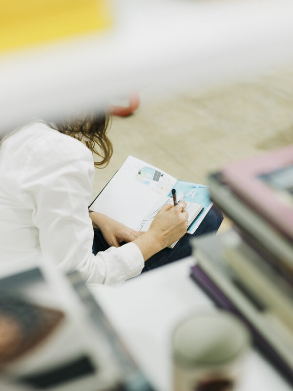 Una donna scrive in un libro.
